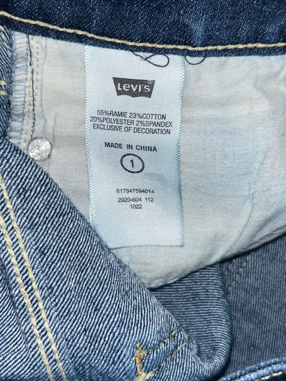 Low rise Levi’s jean shorts
